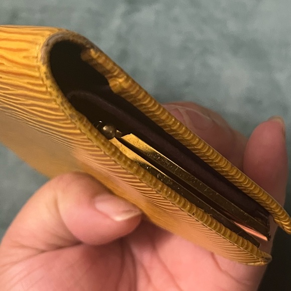 Lv epi wallet w/ snap coin - Picture 11 of 12